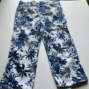Gloria Vanderbilt Women's Floral Blue and White Capri Hi Rise Pants Size 10